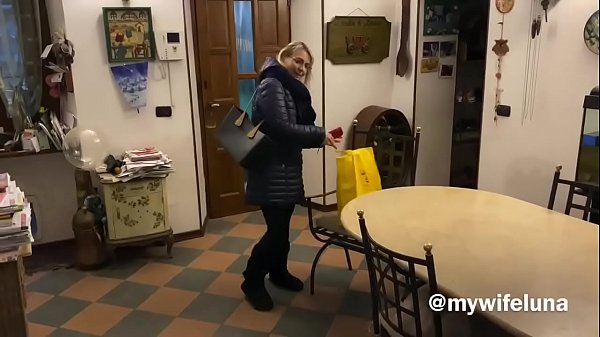 美丽的丰满妈妈一到家就想要公鸡